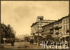 1900-1914, Warszawa, Królestwo Polskie.
Krakowskie Przedmieście z widokiem na budynek Hotelu Bristol. Wzdłuż ulicy usytuowane tory tramwajowe.
Fot. NN, kolekcja tematyczna: architektura Warszawy w latach 1900-1914, zbiory Ośrodka KARTA