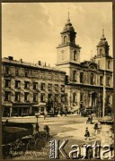 1900-1914, Warszawa, Królestwo Polskie.
Kościół Świętego Krzyża. Widok na fasadę od strony Krakowskiego Przedmieścia.
Fot. NN, kolekcja tematyczna: architektura Warszawy w latach 1900-1914, zbiory Ośrodka KARTA