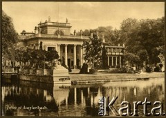 1900-1914, Warszawa, Królestwo Polskie.
Pałac na Wodzie w Łazienkach Królewskich. Widok na elewację północną od strony stawu.
Fot. NN, kolekcja tematyczna: architektura Warszawy w latach 1900-1914, zbiory Ośrodka KARTA