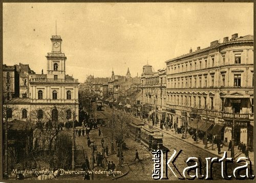 1900-1914, Warszawa, Królestwo Polskie.
Zbieg ulic Marszałkowskiej i Alei Jerozolimskich. Z lewej widoczna wieża z zegarem będąca częścią budynku Dworca Wiedeńskiego (obecnie nieistniejącego).
Fot. NN, kolekcja tematyczna: architektura Warszawy w latach 1900-1914, zbiory Ośrodka KARTA