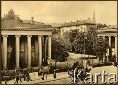 1900-1914, Warszawa, Królestwo Polskie.
Izba Skarbowa. W głębi widoczna wieża kościoła kalwińskiego św. Jana przy ul. Leszno (obecnie al. Solidarności 76A).
Fot. NN, kolekcja tematyczna: architektura Warszawy w latach 1900-1914, zbiory Ośrodka KARTA