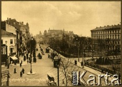 1900-1914, Warszawa, Królestwo Polskie.
Krakowskie Przedmieście. Z lewej kamienica Kestnerów usytuowana na rogu ulicy Koziej, w której znajdowała się cukiernia Laurentego Tosiego.
Fot. NN, kolekcja tematyczna: architektura Warszawy w latach 1900-1914, zbiory Ośrodka KARTA