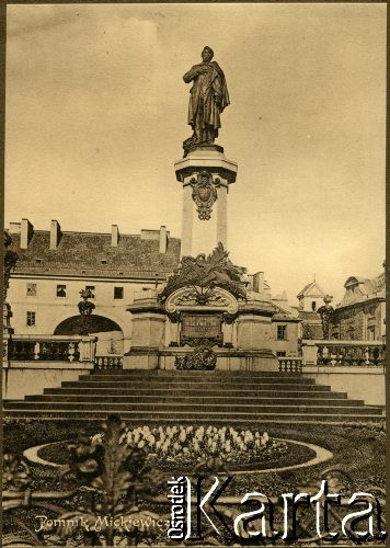 1900-1914, Warszawa, Królestwo Polskie.
Pomnik Adama Mickiewicza przy Krakowskim Przedmieściu autorstwa Cypriana Godebskiego. W głębi widoczny budynek Zajazdu Dziekanka.
Fot. NN, kolekcja tematyczna: architektura Warszawy w latach 1900-1914, zbiory Ośrodka KARTA