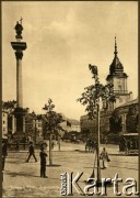 1900-1914, Warszawa, Królestwo Polskie.
Plac Zamkowy. Po lewej kolumna króla Zygmunta III Wazy, po prawej Zamek Królewski.
Fot. NN, kolekcja tematyczna: architektura Warszawy w latach 1900-1914, zbiory Ośrodka KARTA