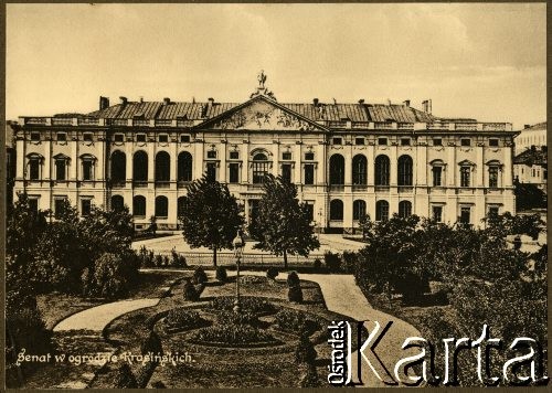 1900-1914, Warszawa, Królestwo Polskie.
Front Pałacu Krasińskich (inaczej Pałacu Rzeczypospolitej). 
Fot. NN, kolekcja tematyczna: architektura Warszawy w latach 1900-1914, zbiory Ośrodka KARTA