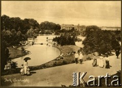 1900-1914, Warszawa, Królestwo Polskie.
Park Ujazdowski. Widok na staw z żelbetowym mostkiem projektu angielskiego inżyniera Williama Lindleya.
Fot. NN, kolekcja tematyczna: architektura Warszawy w latach 1900-1914, zbiory Ośrodka KARTA