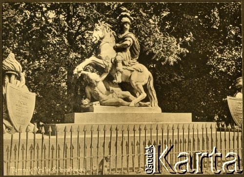 1900-1914, Warszawa, Królestwo Polskie.
Łazienki Królewskie. Pomnik króla Jana III Sobieskiego usytuowany na moście na wprost Pałacu Na Wodzie.  
Fot. NN, kolekcja tematyczna: architektura Warszawy w latach 1900-1914, zbiory Ośrodka KARTA