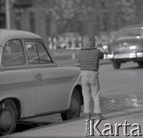 Lata 60., Warszawa, Polska.
Chłopiec z karabinem-zabawką na ulicy miasta.
Fot. Marek Zürn, zbiory Fundacji Ośrodka KARTA