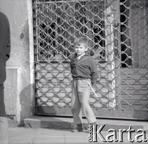 Lata 60., Warszawa, Polska.
Chłopiec z karabinem-zabawką na ulicy miasta.
Fot. Marek Zürn, zbiory Fundacji Ośrodka KARTA
