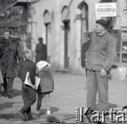 Lata 60., Warszawa, Polska.
Robotnik przy studzience kablowej i dzieci.
Fot. Marek Zürn, zbiory Fundacji Ośrodka KARTA