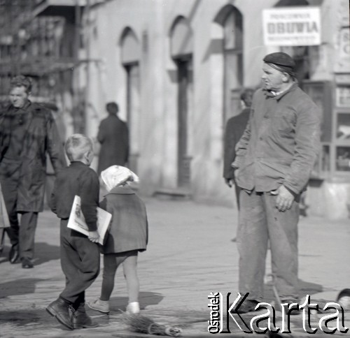 Lata 60., Warszawa, Polska.
Robotnik przy studzience kablowej i dzieci.
Fot. Marek Zürn, zbiory Fundacji Ośrodka KARTA