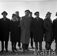 Lata 60., Warszawa, Polska.
Tor wyścigów konnych Służewiec, n/z widzowie obserwują gonitwę.
Fot. Marek Zürn, zbiory Fundacji Ośrodka KARTA
