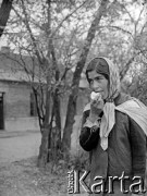 Lata 60., miejsce nieznane, Polska.
Cyganka jedząca jabłko.
Fot. Marek Zürn, zbiory Fundacji Ośrodka KARTA