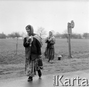 Lata 60., miejsce nieznane, Polska.
Cyganki na przystanku PKS.
Fot. Marek Zürn, zbiory Fundacji Ośrodka KARTA