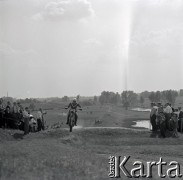 Lata 60., Warszawa, Polska.
Zawody motocrossowe.
Fot. Marek Zürn, zbiory Fundacji Ośrodka KARTA
