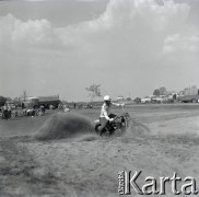 Lata 60., Warszawa, Polska.
Zawody motocrossowe.
Fot. Marek Zürn, zbiory Fundacji Ośrodka KARTA