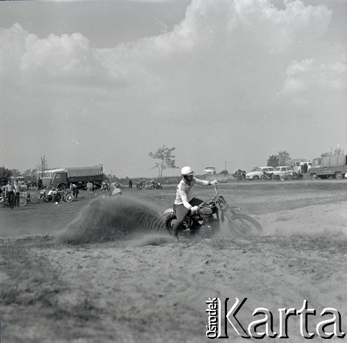 Lata 60., Warszawa, Polska.
Zawody motocrossowe.
Fot. Marek Zürn, zbiory Fundacji Ośrodka KARTA