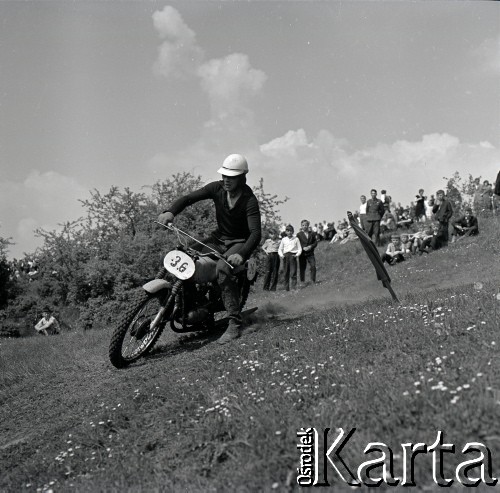 Lata 60., Warszawa, Polska.
Zawody motocrossowe.
Fot. Marek Zürn, zbiory Fundacji Ośrodka KARTA
