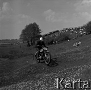 Lata 60., Warszawa, Polska.
Zawody motocrossowe.
Fot. Marek Zürn, zbiory Fundacji Ośrodka KARTA