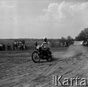Lata 60., Warszawa, Polska.
Zawody motocrossowe.
Fot. Marek Zürn, zbiory Fundacji Ośrodka KARTA