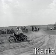 Lata 60., Warszawa, Polska.
Zawody motocrossowe.
Fot. Marek Zürn, zbiory Fundacji Ośrodka KARTA