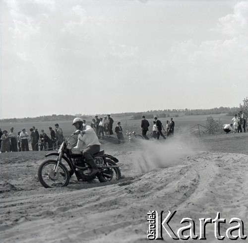Lata 60., Warszawa, Polska.
Zawody motocrossowe.
Fot. Marek Zürn, zbiory Fundacji Ośrodka KARTA