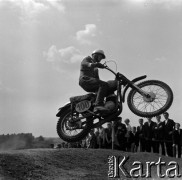 Lata 60., Warszawa, Polska.
Zawody motocrossowe.
Fot. Marek Zürn, zbiory Fundacji Ośrodka KARTA