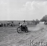 Lata 60., Warszawa, Polska.
Zawody motocrossowe.
Fot. Marek Zürn, zbiory Fundacji Ośrodka KARTA