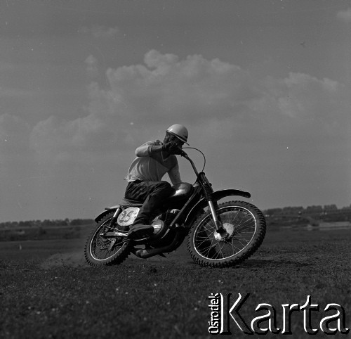 Lata 60., Warszawa, Polska.
Zawody motocrossowe.
Fot. Marek Zürn, zbiory Fundacji Ośrodka KARTA