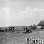 Lata 60., Warszawa, Polska.
Zawody motocrossowe.
Fot. Marek Zürn, zbiory Fundacji Ośrodka KARTA
