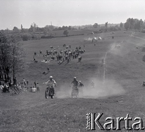 Lata 60., Warszawa, Polska.
Zawody motocrossowe.
Fot. Marek Zürn, zbiory Fundacji Ośrodka KARTA