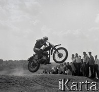 Lata 60., Warszawa, Polska.
Zawody motocrossowe.
Fot. Marek Zürn, zbiory Fundacji Ośrodka KARTA