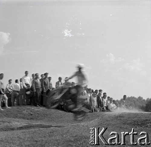 Lata 60., Warszawa, Polska.
Zawody motocrossowe.
Fot. Marek Zürn, zbiory Fundacji Ośrodka KARTA