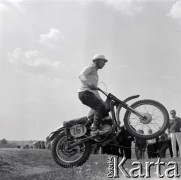 Lata 60., Warszawa, Polska.
Zawody motocrossowe.
Fot. Marek Zürn, zbiory Fundacji Ośrodka KARTA