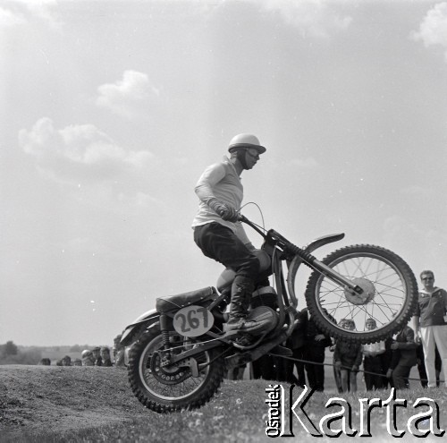Lata 60., Warszawa, Polska.
Zawody motocrossowe.
Fot. Marek Zürn, zbiory Fundacji Ośrodka KARTA