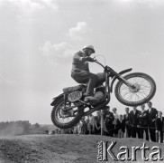Lata 60., Warszawa, Polska.
Zawody motocrossowe.
Fot. Marek Zürn, zbiory Fundacji Ośrodka KARTA