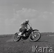 Lata 60., Warszawa, Polska.
Zawody motocrossowe.
Fot. Marek Zürn, zbiory Fundacji Ośrodka KARTA