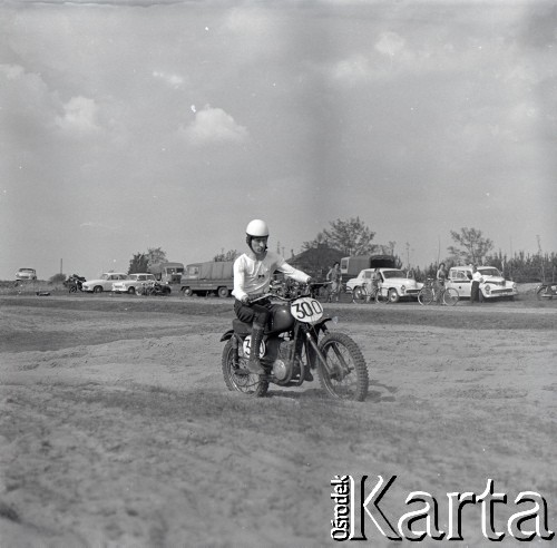 Lata 60., Warszawa, Polska.
Zawody motocrossowe.
Fot. Marek Zürn, zbiory Fundacji Ośrodka KARTA