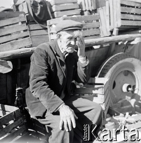 Lata 60., Warszawa, Polska.
Targowisko na ulicy Marymonckiej.
Fot. Marek Zürn, zbiory Fundacji Ośrodka KARTA