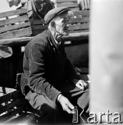 Lata 60., Warszawa, Polska.
Targowisko na ulicy Marymonckiej.
Fot. Marek Zürn, zbiory Fundacji Ośrodka KARTA