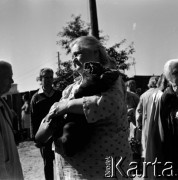 Lata 60., Warszawa, Polska.
Targowisko na ulicy Marymonckiej.
Fot. Marek Zürn, zbiory Fundacji Ośrodka KARTA