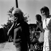Lata 60., Warszawa, Polska.
Targowisko na ulicy Marymonckiej.
Fot. Marek Zürn, zbiory Fundacji Ośrodka KARTA