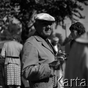 Lata 60., Warszawa, Polska.
Targowisko na ulicy Marymonckiej.
Fot. Marek Zürn, zbiory Fundacji Ośrodka KARTA