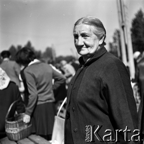Lata 60., Warszawa, Polska.
Targowisko na ulicy Marymonckiej.
Fot. Marek Zürn, zbiory Fundacji Ośrodka KARTA