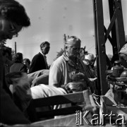 Lata 60., Warszawa, Polska.
Targowisko na ulicy Marymonckiej.
Fot. Marek Zürn, zbiory Fundacji Ośrodka KARTA