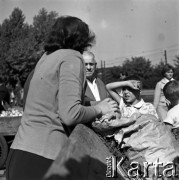 Lata 60., Warszawa, Polska.
Targowisko na ulicy Marymonckiej.
Fot. Marek Zürn, zbiory Fundacji Ośrodka KARTA