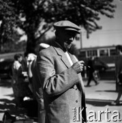 Lata 60., Warszawa, Polska.
Targowisko na ulicy Marymonckiej.
Fot. Marek Zürn, zbiory Fundacji Ośrodka KARTA