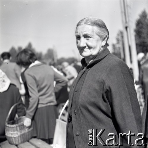 Lata 60., Warszawa, Polska.
Targowisko na ulicy Marymonckiej.
Fot. Marek Zürn, zbiory Fundacji Ośrodka KARTA