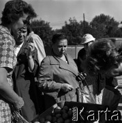 Lata 60., Warszawa, Polska.
Targowisko na ulicy Marymonckiej.
Fot. Marek Zürn, zbiory Fundacji Ośrodka KARTA