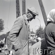 Lata 60., Warszawa, Polska.
Targowisko na ulicy Marymonckiej.
Fot. Marek Zürn, zbiory Fundacji Ośrodka KARTA